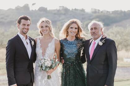 María Toscana y Xander Alari-Williams posan junto a Rossella y el productor de televisión. “Todo esto fue muy movilizador para Gustavo y María, por la historia que tienen cada uno; él perdió a una hija – Romina Yankelevich murió en 2010–, y ella perdió al papá –Jorge Garfunkel– cuando era muy chica”, dijo Rossella.