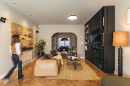 María Toucon es una artista uruguaya que trabaja en grandes formatos. La dimensión de esa obra funcionaba a la perfección en tamaño y paleta de color para este espacio. Lámpara de pie de madera negra (Watt Studio Lighting).