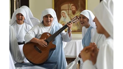 María Valentina de los Ángeles, toca la guitarra y canta junto a otras monjas en un convento en las afueras de Cali,