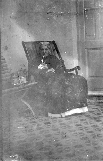 María Varela, alrededor de 1900, en su casa de San Isidro, abocada al habitual consumo mate.