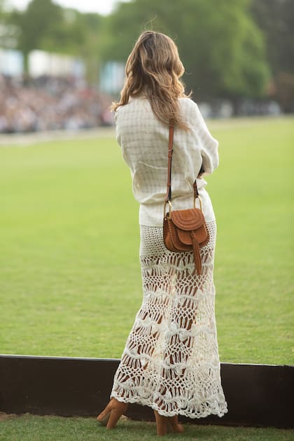 María Vázquez completó su look con cartera y botas de gamuza.