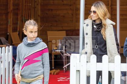 María Vázquez, siempre incondicional a su marido, Adolfo Cambiaso, alentó desde los palenques con su hija menor, Myla.