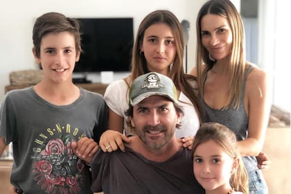 María Vázquez y Adolfo Cambiaso, junto a sus tres hijos