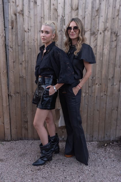 María Vázquez y su hija, Mia Cambiasso en total black