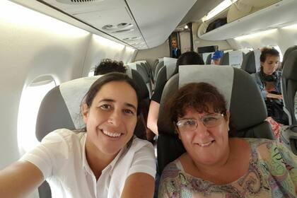 Mara viajando junto a Alexia Rattazi a Formosa para un posgrado de autismo en 2017