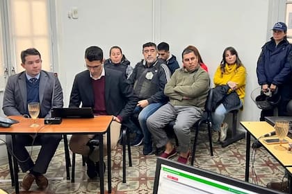 María Victoria Caillava, su marido Carlos Guido Pérez (ambos con chalecos antibalas) y el comisario Walter Maciel en una de las audiencias