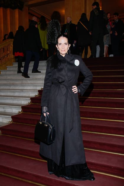 María Victoria Diez cortó su look monocromo con una rosa blanca en el pecho.