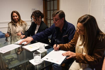 María Victoria Kodama, presidenta de la Fundación Borges, junto al director del Instituto Cervantes, Luis García Montero, y a la ministra de Cultura porteña, Gabriela Ricardes, firmaron el acuerdo para el ingreso del legado de Jorge Luis Borges a la Caja de las Letras del Cervantes