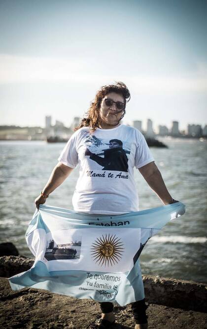 María Victoria viajó desde Tucumán hasta Mar del Plata para exigir una respuesta. Su hijo, de 31 años, estaba en el submarino.