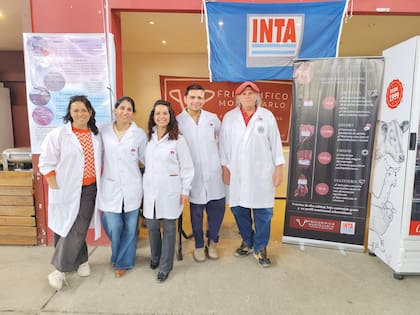 María Virginia Sturzenbaum, Carla Larrosa, Carla Cepeda, Jorge Santana y Francisco Milicevic, en el stand INTA-Montecarlo durante la La fiesta del cordero 2025 en la Rural de Río Gallegos, Santa Cruz