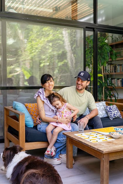 María y Giuliano con una de sus tres hijas y con uno de sus dos perros