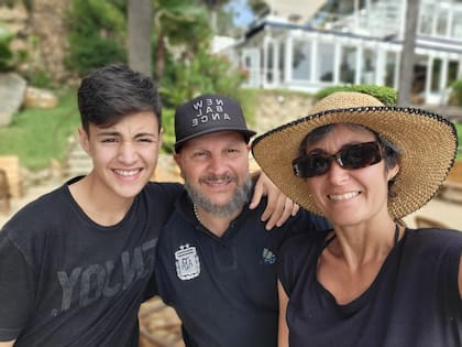 María y Manuel junto a Lorenzo, su hijo de 19 años (Foto: Manuel Navarrete)