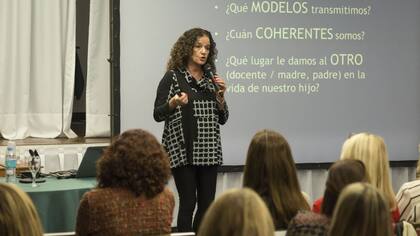 María Zysman, directora del equipo “libres de bullying”, en una charla con educadores y padres