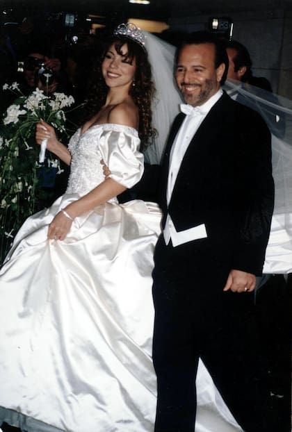 La cantante y el entonces presidente de Sony Music se casaron el 5 de junio de 1993, y anunciaron oficialmente su separación el 30 de mayo de 1997