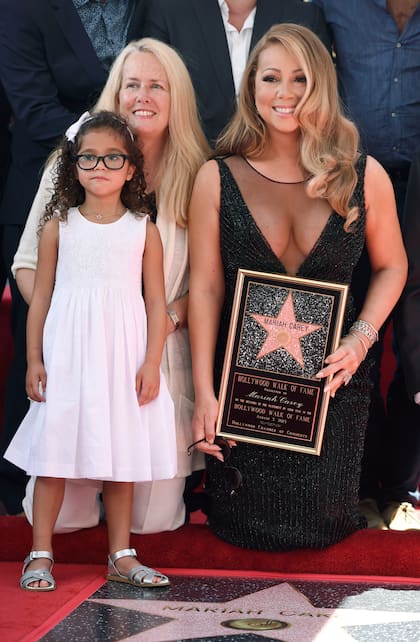 Mariah Carey con su madre Patricia y su hija Monroe durante una ceremonia en su honor para develar su estrella en el Paseo de la Fama de Hollywood en Los Ángeles el 5 de agosto de 2015