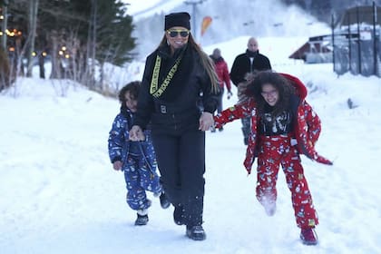 Mariah Carey, de la mano de sus pequeños, Moroccan y Monroe, disfrutando de las fiestas en Aspen