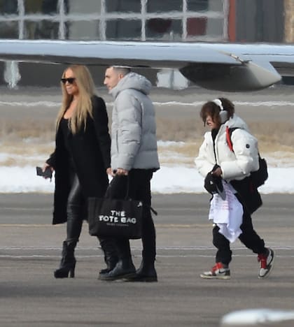 Mariah Carey luego de aterrizar en Aspen, Colorado. La cantante estuvo acompañada por su familia y un compañero masculino que no era Bryan Tanaka, su novio, notablemente ausente. Para la ocasión, la estrella de 54 años optó por un tapado negro, pantalones de cuero y altísimas botas de plataforma