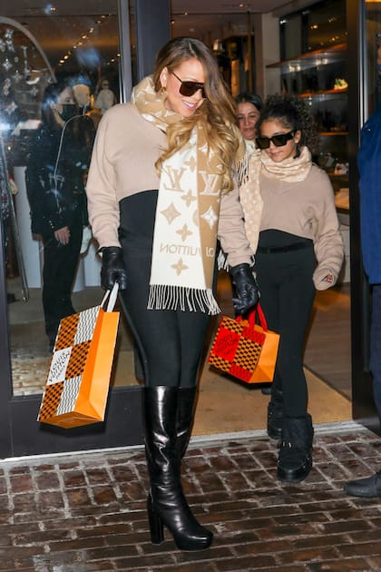 Mariah Carey y su hija, Monroe Cannon, sorprendieron con outfits combinados para ir de shopping en Aspen. Mientras elegía algunos regalitos, la cantante disfrutó de una copa de champagne en la tienda de Gucci