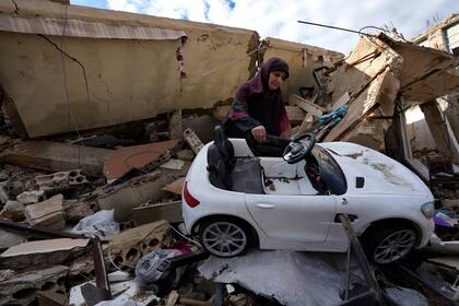 Mariam Kourani saca un coche de juguete de entre los escombros de su casa tras regresar con su familia al pueblo de Hanouiyeh, en el sur del Líbano, luego del alto el fuego entre Israel y Hezbollah
