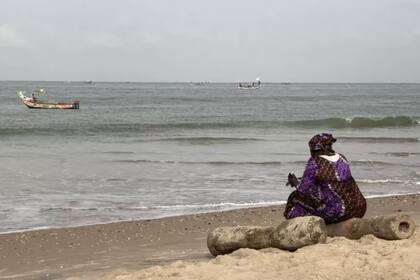 Mariama Diouf frente al mar.