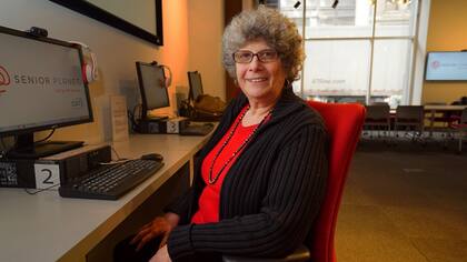 Marian Goldberg en el Senior Planet Exploration Center, en Manhattan, donde aprendió a superar su miedo a la tecnología digital