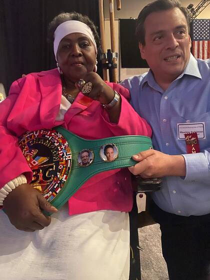 Marian Timiar con Mauricio Sulaiman del Consejo Mundial de Boxeo
