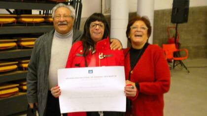 Mariana Salas y sus padres cuando recibió su diploma en la universidad.