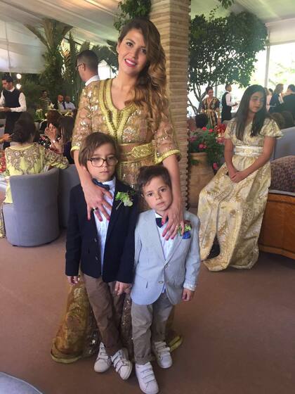 Mariana Ambrueso, vestida con prendas tradicionales marroquíes, junto a dos de sus hijos