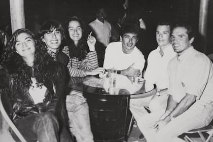 Mariana Arias, Alejandrina Roffo, Florencia Bas, Ricardo Darín, Diego Bas –hermano de Flor– y Lúquez en New York City, a fines de los 80.