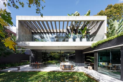 Mariana combinó especies tropicales con nativas que se repiten en los diferentes sectores y se enfocó en mantener la vegetación existente.