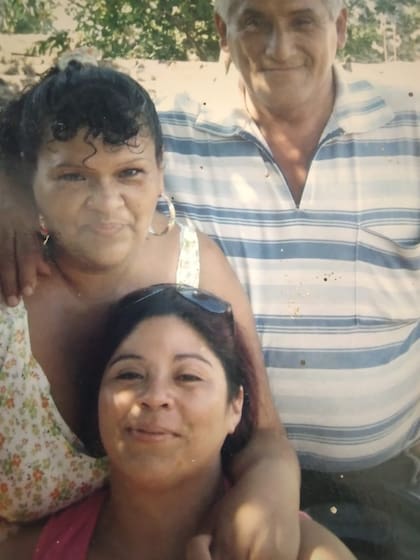 Mariana (de musculosa rosa) con sus tíos, en una de las últimas fotos antes de su desaparición