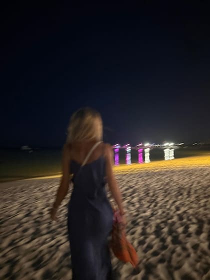 Mariana Fabbiani disfrutó de un paseo nocturno por la playa