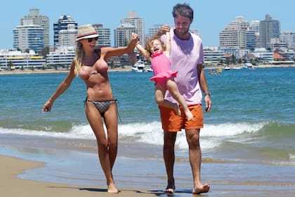 Mariana Fabiani con su esposo Mariano Chihade y su hija Matilde en Punta