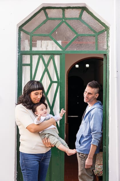 Mariana G. Cáceres y Mariano Moreno se conocen desde los veintitantos; son amigos y hoy crían a Joaquín, su bebé de ocho meses