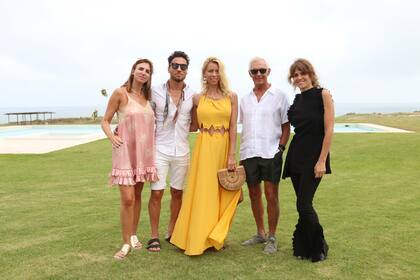 Mariana Gonzalez, Matías Tasin, Nicole Neumann, Eduardo Costantini y Mery Freytes en Alcorta Shopping invierno en la arena