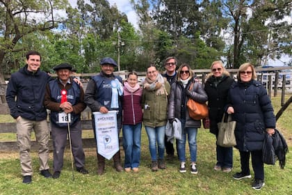 Mariana Guisilieri con su familia en una exposición