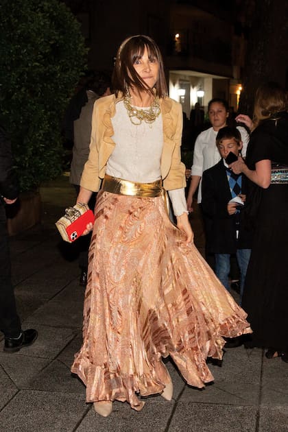 Mariana Hartz, casada con Carlos de Narváez, lució un conjunto de chaqueta corta y falda con volados y un collar de Celedonio Lohidoy.