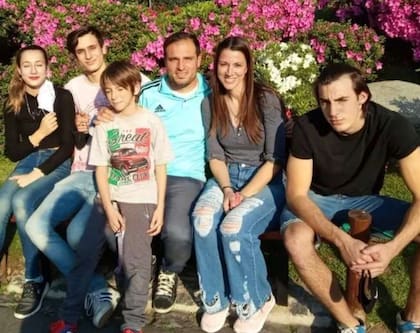 Mariana, junto a su marido y a sus cuatro hijos.