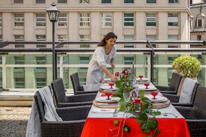 Mariana Krachotwil, directora de Living, terminando de poner la mesa en la mágica terraza de NH Hotel Buenos Aires.
