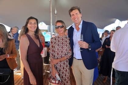 Mariana Kratochwil, directora de Living y curadora de la muestra; Constanza Brito, vicepresidenta de Vizora, y Santiago Traynor, gerente de Negocio de Eventos y Content Lab de LA NACION