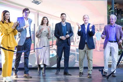 Mariana Kratochwil junto al equipo de La Nación durante la inauguración de la muestra