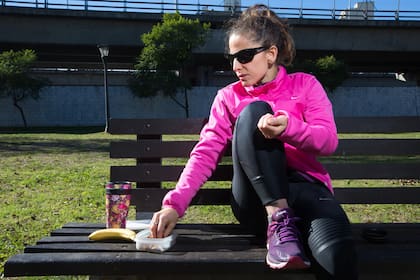 Mariana Lanza, atleta y nutricionista, desayuna frutas y granola después de entrenar