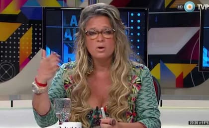 Mariana Moyano como parte del staff periodístico de la TV Pública, en el cual destacó por su participación en 6,7,8