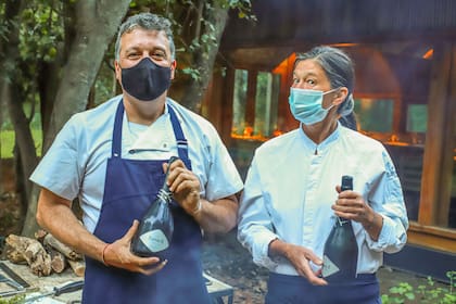 Mariana Müller y Ernesto Wolf en su restaurant, huerta y bodega de vinagres Familia Casa Cassis sobre el lago Gutiérrez