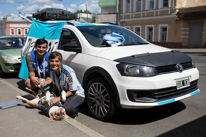 Mariana Narváez, su novio Tony y Drako, el perro. Llegaron a Nizhny Novgorod en auto desde Argentina