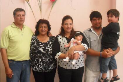 Mariana posa junto a su familia