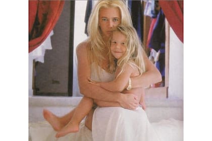 Mariana publicó hace unas semanas una imagen que sería de la misma década, donde está también con su hijo Alexander