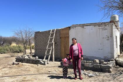 Mariana (su mamá) y su hermana Aurora frente a su casa de adobe; de fondo, los valles calchaquíes