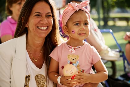 Mariana Varela, jefa de servicio de Hematólogia y Oncología Pediatrica, con Dulce