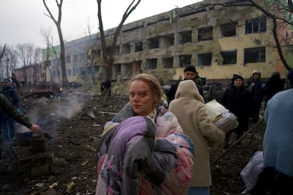 Mariana Vishegirskaya frente a un hospital de maternidad que resultó dañado por los bombardeos en Mariupol, Ucrania, el miércoles 9 de marzo de 2022.